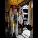 Im Souq wird auch traditionelle Kleidung angeboten